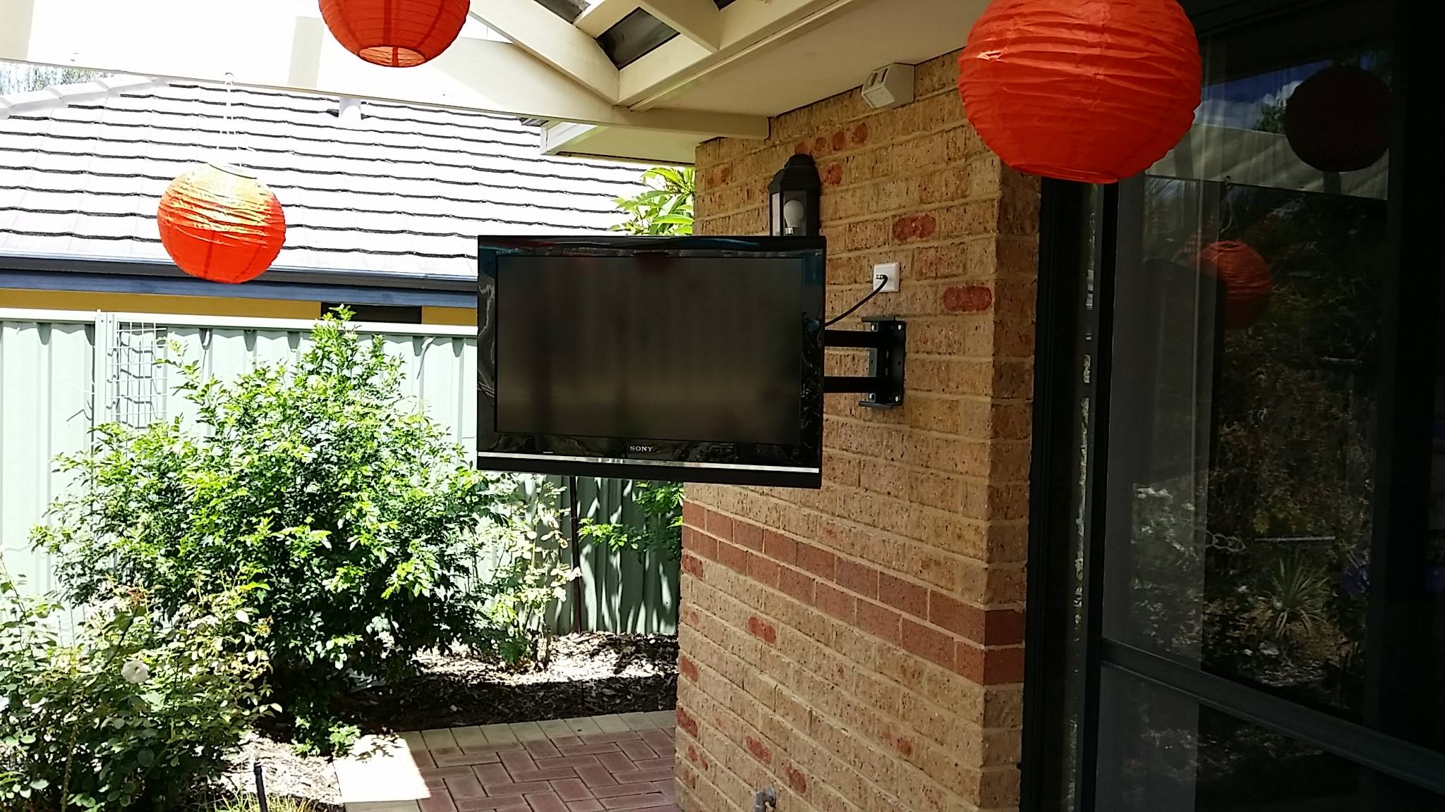 wall mounted TV on swivel bracket
